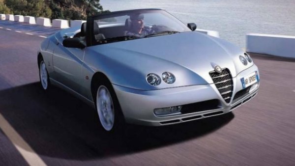 Духовен наследник на емблематичния " Duetto ", Alfa Romeo Spider 916 се ражда през 1995 г.от молива на Енрико Фумиа. Той проектира спортен автомобил с две врати с оригинални форми, вдъхновен от концепцията Proteo. Колата има предни светлинни групи, „вдлъбнати“ в обемния преден капак , както и задница, доминиран от хоризонтални фарове. Също толкова оригиналният интериор обаче носи подписа на Walter de Silva , усъвършенстван през 1998 г. с добавянето на три кръгли вентилационни отвора. В допълнение към този детайл, рестайлингът от 1998 г. носи подобрения по отношение на оборудването,  отваряйки възможност за монтиране на електрически и отопляеми седалки, автоматичен климатик. 
Втората актуализация от 2003 г., от друга страна, е предимно естетическа, въвеждайки нова предна част в съответствие с обновеното семейно усещане на Arese , възприемайки традиционния вертикален щит, който е нараснал по размер и също се простира в бронята. Произведен в почти 40 000 бройки (с около 1000 по-малко от своята „сестра“ GTV със затворен покрив).

През годините се предлага с множество двигатели. Двойката мотори, налични от пускането на пазара, включва от една страна 2.0 атмосферния Twin Spark със 150 к.с., а от друга по-мощния 3.0 V6 12V със 192 к.с. . Към тях през 1998 г. се добавя 1.8 Twin Spark със 144 к.с., а на следващата година и V6 с турбокомпресор с 2 литра работен обем и 200 к.с. Въпреки това, максималните граници са достигнати в последната фаза на производство на автомобила с въвеждането на 240 HP 3.2 V6 . 

